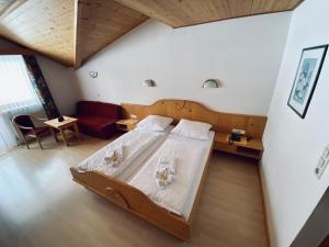 Una cama o camas en una habitación de Hotel Kirchdach