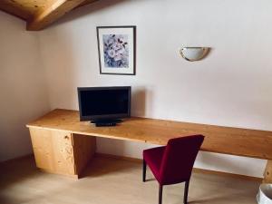 Una televisión o centro de entretenimiento en Hotel Kirchdach