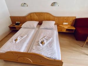 Una cama o camas en una habitación de Hotel Kirchdach