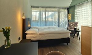 A bed or beds in a room at Links Leuk Golfresort