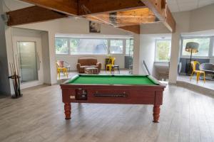 a pool table in the middle of a room at VVF Normandie Forges-les-Eaux in Forges-les-Eaux