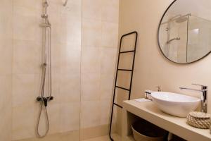 een badkamer met een douche, een wastafel en een spiegel bij Soho Apartments in Athene