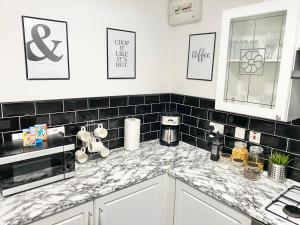 Kuchyň nebo kuchyňský kout v ubytování Convenient Manchester city centre 3BD with free parking