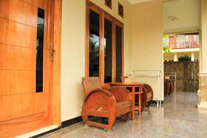 a room with chairs and a table and a door at Watukarung Prapto Homestay in Kalak