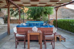 The swimming pool at or close to Alykes Studios
