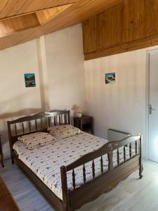 uma cama num quarto com tecto em madeira em RESIDENCE UBAYE A 23 em Le Sauze