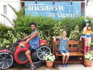 尖竹汶的住宿－MiniResort Chanthaburi，坐在自行车上的男人和女人