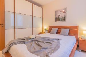 A bed or beds in a room at Patrizia's House Varenna