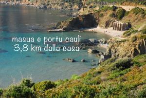 een uitzicht op een strand met de tekst marsala en portcin km bij Il Tramonto Tanca Piras in Nebida