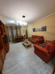 Sala de estar con 2 sofás y mesa en piso de tres dormitorios con garaje y todos los servicios cerca, en Burgos