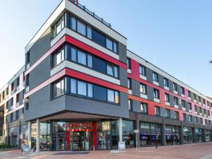 un edificio alto con rojo y gris en DORMERO Hotel Salzgitter en Salzgitter
