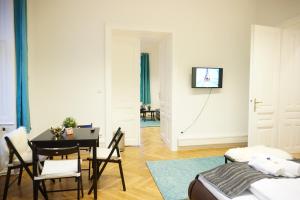 ein Wohnzimmer mit einem Tisch und Stühlen sowie ein Esszimmer in der Unterkunft Urban City Apartment - Contactless Check-In in Wien