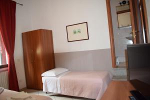 A bed or beds in a room at Hotel Dalmazia