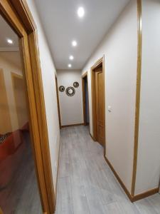 un corridoio vuoto con un corridoio che conduce a una camera di piso de tres dormitorios con garaje y todos los servicios cerca a Burgos
