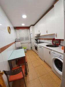 cocina con fregadero y lavadora en piso de tres dormitorios con garaje y todos los servicios cerca, en Burgos