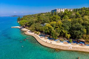 マリンスカにあるApartment Josipaのパラソルと椅子が備わるビーチ