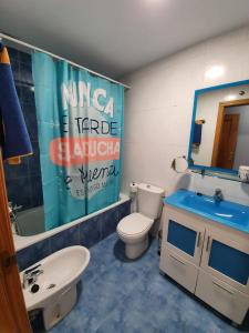 a bathroom with a toilet and a sink and a mirror at piso de tres dormitorios con garaje y todos los servicios cerca in Burgos