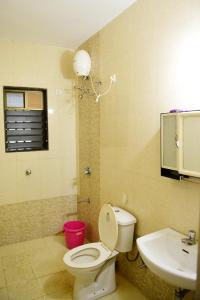 La salle de bains est pourvue de toilettes et d'un lavabo. dans l'établissement 3 BHK Apartment with river view, à Panaji