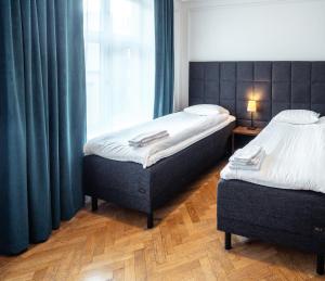 Cama o camas de una habitación en Queen's Hotel