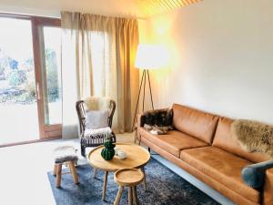 - un salon avec un canapé et une table dans l'établissement Familiehuis Lytse Miede, à Formerum