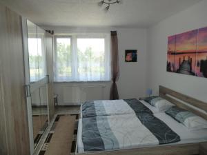 um quarto com uma cama grande num quarto em Ferienwohnung Randowtal-Schmölln em Schmölln