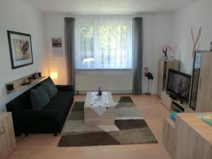 uma sala de estar com um sofá e uma mesa de centro em Ferienwohnung Randowtal-Schmölln em Schmölln