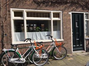 tres motos estacionadas frente a una ventana en Huis nummer 1, en Eindhoven