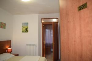 A bed or beds in a room at Hotel Dalmazia