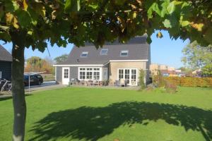 een huis met een groot gazon ervoor bij B&B Biesehof in Kapelle