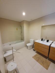 Ванная комната в Aptº T2 Duplex - S. Pedro III