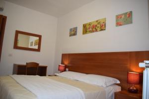 A bed or beds in a room at Hotel Dalmazia