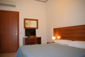 A bed or beds in a room at Hotel Dalmazia