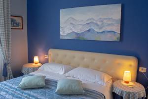 CorridoniaにあるB&B Planizieのベッドルーム1室(ベッド1台、ランプ2つ、テーブル2台付)