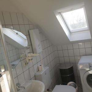 La salle de bains est pourvue de toilettes, d'un lavabo et d'une fenêtre. dans l'établissement 45 m² Maisonette-Wohnung in Uni-/Hauptbahnhofnähe, à Duisbourg