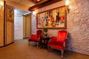 une chambre avec des chaises, une table et un tableau dans l'établissement Hotel The Stamp, à Bois-le-Duc