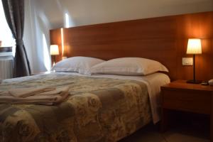 A bed or beds in a room at Hotel Dalmazia