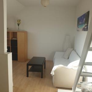 ein kleines Schlafzimmer mit einem Bett und einem Tisch in der Unterkunft 45 m² Maisonette-Wohnung in Uni-/Hauptbahnhofnähe in Duisburg
