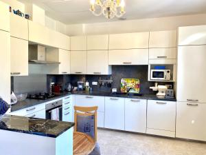 Кухня или мини-кухня в VILLA LES ONDES VI4120
