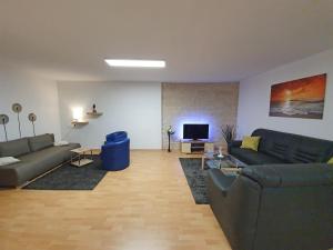 ein Wohnzimmer mit zwei Sofas und einem Fernseher in der Unterkunft Meine Ferienwohnung Seeburg 2 in Seeburg