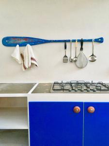 cocina con fogones azules y utensilios de cocina en La Zagara, en Furci Siculo