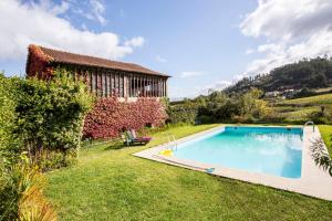 a swimming pool in the yard of a house at Casa da Várzea in Beiral do Lima