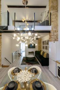 een woonkamer met een eettafel en een kroonluchter bij LUXURY New Loft CITY CENTRE & Castle, Alicante in Alicante