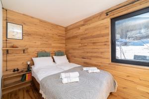Een bed of bedden in een kamer bij Kazbegi cabins