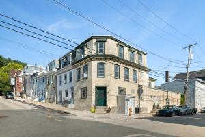 Modern Parisian Apartment in the Heart of Manayunk