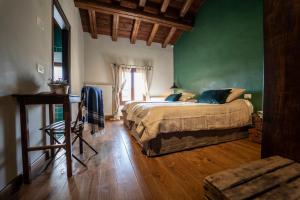 a bedroom with a bed and a green wall at Foresteria Borgoluce in Susegana
