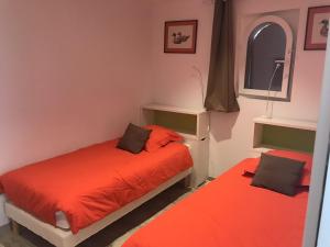duas camas num quarto com lençóis laranja em Boost Your Immo St Cyr Superbellevue 4 em La Madrague