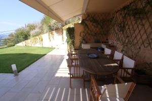 Patio alebo iná vonkajšia časť ubytovania Jasmine Glyfada Beach