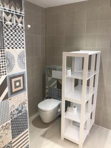 uma casa de banho com um WC e uma prateleira branca em Boost Your Immo St Cyr Superbellevue 4 em La Madrague