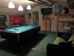 Biliardový stôl v ubytovaní Whole Basement former Pub2 for stag do, men's cave