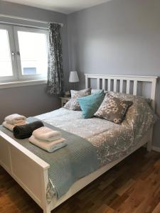 a bedroom with a bed with towels on it at Flat Five, 212 Eaglesham Road, East Kilbride, Glasgow in East Kilbride